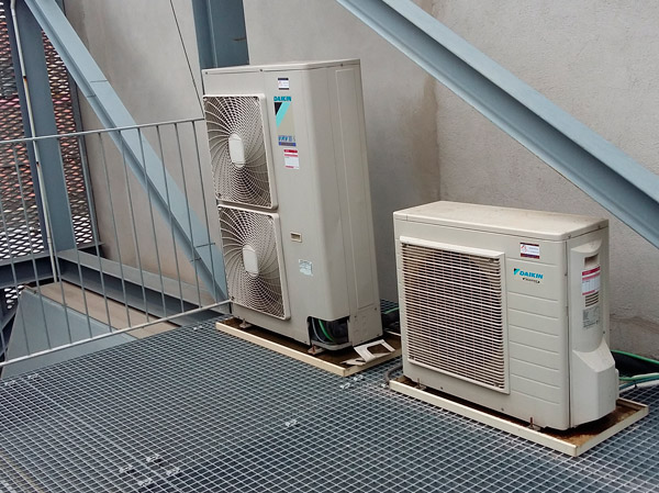 Elaborem sistemes de renovació d’aire, recuperadors de calor i sistemes d’extracció per a naus, plantes de fabricació i oficines. Condicionem els espais segons les normatives referents a l’abstracció d’aire calent i d’olors.